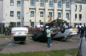 Митингующие сняли флаг России со здания посольства в Киеве (ФОТО,ВИДЕО)