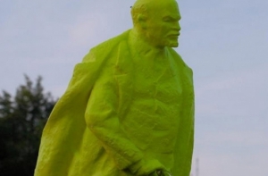 В Кракове появился памятник писающему Ленину (ФОТО)