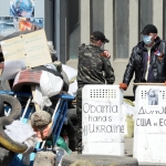 Жители Луганска, где идет бой, покидают свои дома