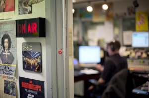 Сейм взялся за языковую политику радиостанций