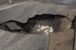 ЧП в центре Риги: на улице Элизабетес провалился асфальт (ФОТО, ВИДЕО)