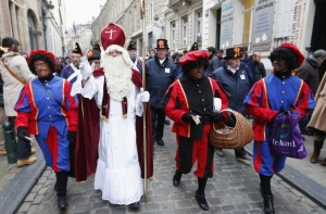Голландский помощник Санта-Клауса признан расистским персонажем