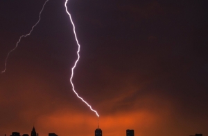 В автозаправку ударила молния