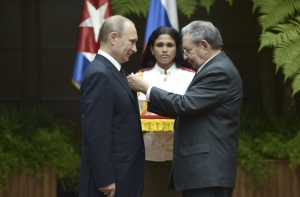 Путин пообещал освободить Кубу от блокады США