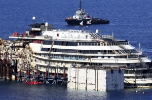 У берегов Италии спасатели начали подъем Costa Concordia