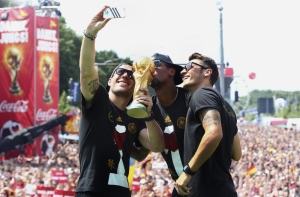 Сборная Германии повредила кубок ЧМ-2014