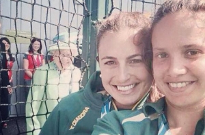 Елизавета II попала на селфи спортсменок из Австралии