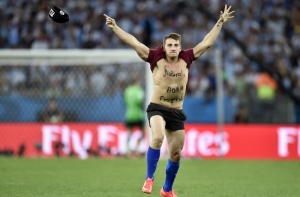 Во время финала ЧМ-2014 на поле выбежал полуголый россиянин (ВИДЕО)