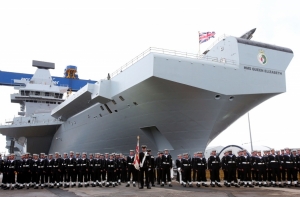 Королева Елизавета II окрестила новейший авианосец