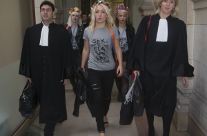 Активистки Femen оштрафованы в Париже за порчу колоколов Нотр-Дама