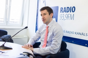 Домбровский: утечка секретной информации стала обычным делом