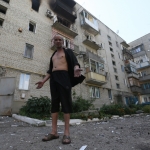 Жители районов Донецка массово покидают территорию обстрела