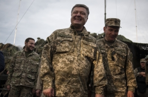 Порошенко: введение военного положения невыгодно для Украины