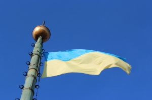 В Москве сталинскую высотку увенчали украинским флагом (ВИДЕО; ДОПОЛНЕНО)