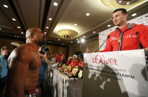 Владимир Кличко вылил стакан воды на Шэннона Бриггса (ВИДЕО)