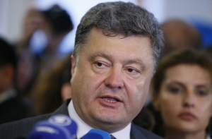 Сын Порошенко упал в обморок во время молебна за Украину (ВИДЕО)