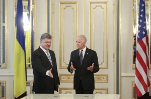 Байден и Порошенко обсудили появление российских военных на украинской границе