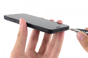 Журналистка украла мобильный у министра культуры Бахрейна