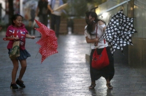 Японский смерч разрушил 342 дома