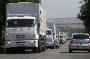 Гуманитарную колонну на Украине сопровождают вооруженные ополченцы