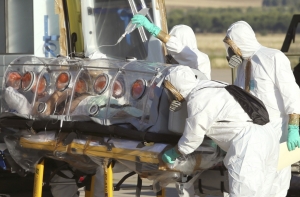 Первый заразившийся Эболой европеец доставлен в Мадрид на лечение