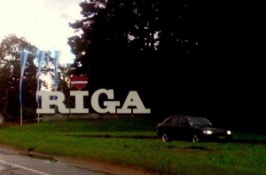 Надпись Rīga на въезде в столицу снова преобразилась (ФОТО)