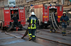 Пожар в центре Риги: перекрыто движение на ул. Лачплеша (ДОПОЛНЕНО)