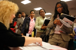 Америка выстраивается в очередь за выплатами по безработице