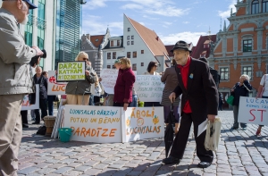 На Ратушной площади снова собрались противники продажи Луцавсалы (ФОТО)