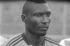 Брошенный с трибуны камень убил футболиста