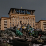 На Майдане начались столкновения между активистами и силовиками