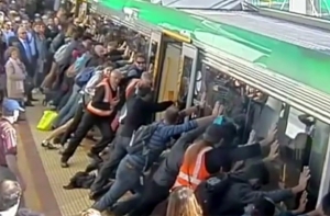 Пассажиры метро в Австралии наклонили поезд и спасли человека (ВИДЕО)