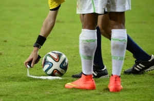 В чемпионате Германии по футболу требуют запретить исчезающий спрей для судей