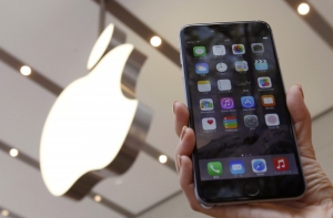 Первый покупатель iPhone 6 в Австралии уронил его, выйдя из магазина (ВИДЕО)