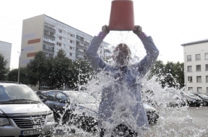 Айвар Лембергс принял вызов и облился ледяной водой (ВИДЕО)