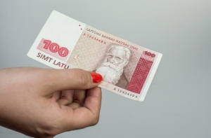 На руках у жителей страны еще остаются 799 тонн латовых монет