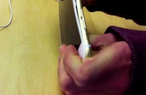Подростки без труда согнули с десяток iPhone 6 в салоне Apple (ВИДЕО)
