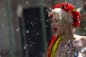 Активистки Femen разделись в Москве