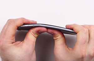 Пользователи пожаловались на деформацию iPhone 6 Plus (ФОТО,ВИДЕО)