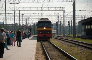 В Скрунде мужчина попал под поезд