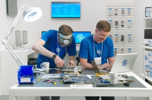 Samsung высмеял новинки Apple в шести роликах (ВИДЕО)