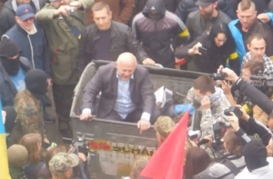 На Украине очередного депутата засунули в мусорный бак (ВИДЕО)