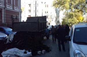 Украинские батальоны борются с Коломойским при помощи навоза (ФОТО)