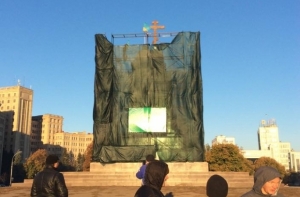В Харькове на месте памятника Ленину установили крест (ФОТО)