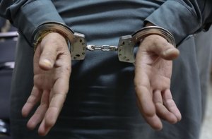 Молодые люди застрелили мужчину, а затем сожгли его в машине