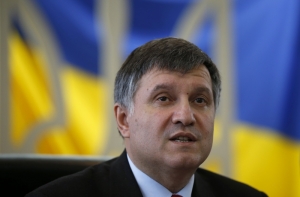 Аваков призвал украинцев воздержаться от избиений депутатов ради Запада