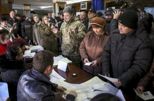 Порошенко отправился голосовать на Донбасс