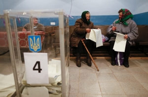 Опрос: украинцы выстапают за смену правительства