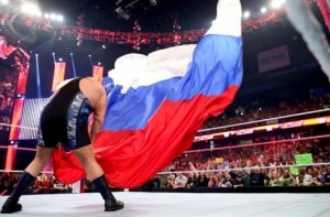 Американский рестлер надругался над российским флагом (ВИДЕО)