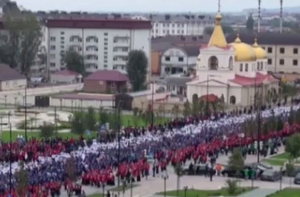 В честь дня рождения Путина чеченцы построились в грандиозную колонну (ФОТО)